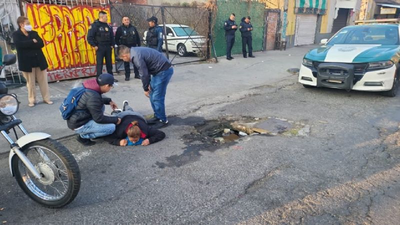 En la Ciudad de México  una mujer de 40 años que huía de un  ladrones armados que intentaban robarla cayó en una coladera sin tapa