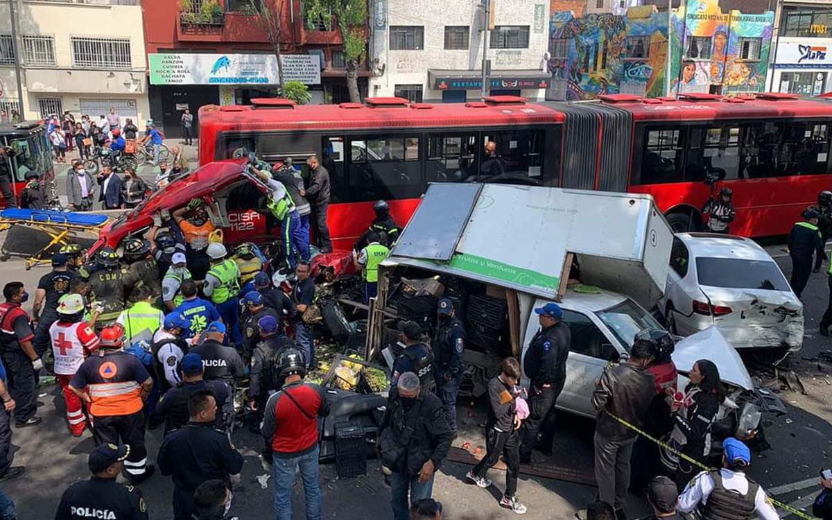 una camioneta invadió el carril del metrobús y colisionó con una unidad del metrobús. Hubo muertos y heridos…