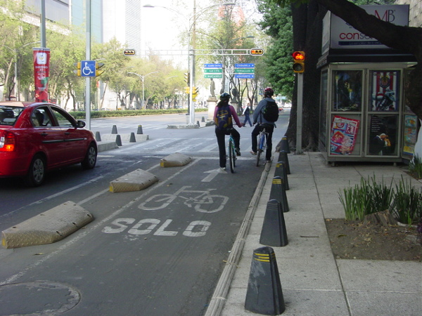 Marcelo Ebrard construyó la ciclopista de Paseo de la Reforma y hasta semáforos para ciclistas le puso.