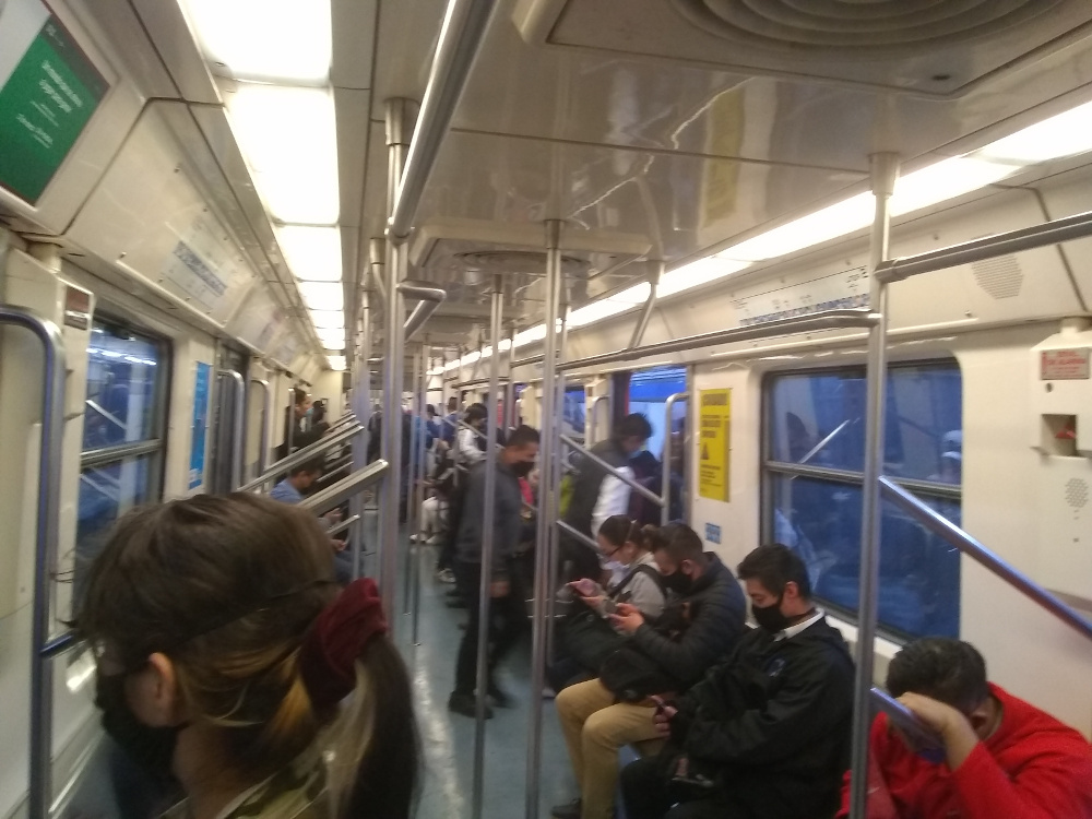 Una tarde en el metro de la Ciudad de México durante la epidemia del coronavirus y la COVID-19