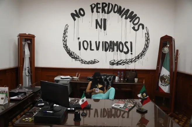 En protesta feministas toman una de las instalaciones  de la Comisión Nacional de Derechos Humanos