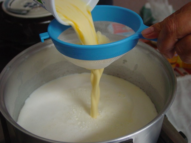 Cuando los  750 mililitros de leche suelten el hervor, se deben vertir los 250 mililitros de leche (que ya incluyen las claras y la fécula de maíz)