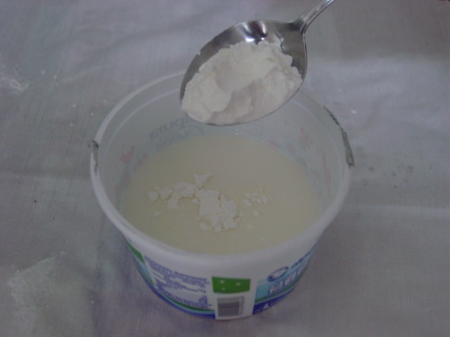 A los 250  mililitros de leche  se les agregan  6 cucharadas de fécula de maíz (maizena)