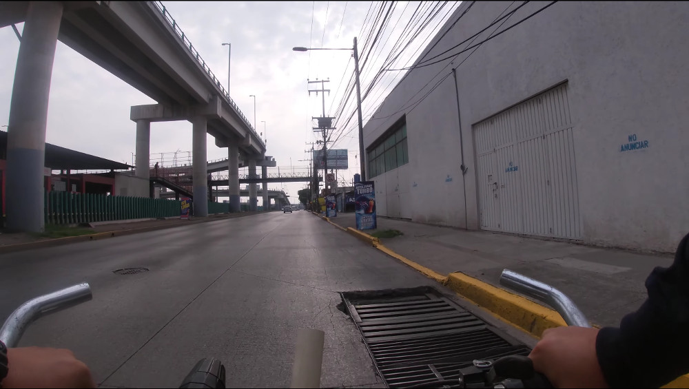 En la Avenida José López PortilloTambién hay unas coladeras / alcantarillas devora humanos