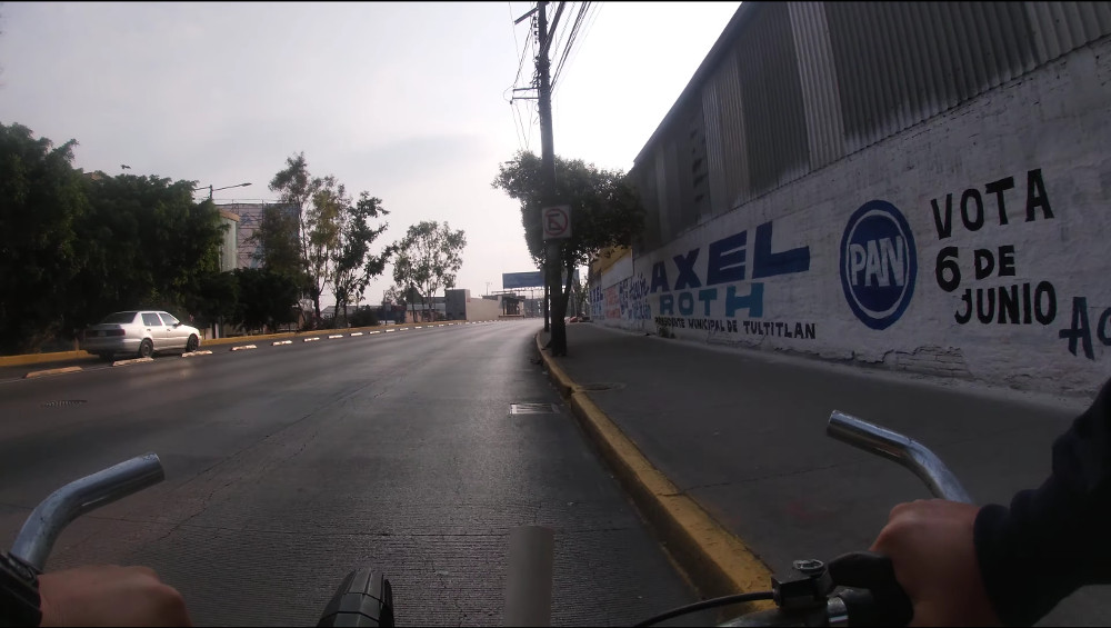 En la  Avenida José López Portillo hay  un carril confinado para el transporte público, para el Mexibús. Pero los automovilistas lo invaden y lo usan como paso express, como un carril de alta velocidad... 