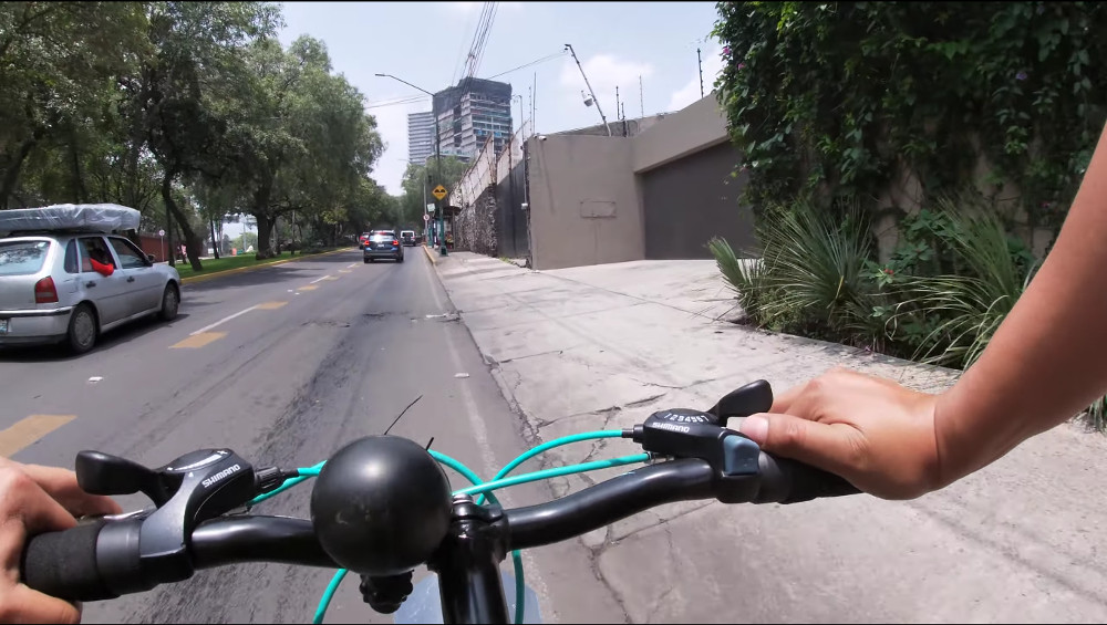 A Claudia Sheinbaum se le ocurrió pintar ooooooootra ciclopista en Paseo del Pedregal...