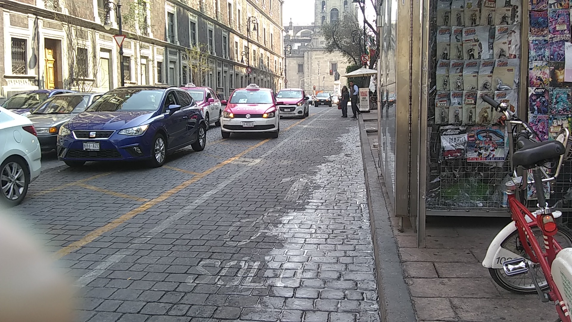 A Claudia Sheinbaum se le ocurrió pintar ooooooootra ciclopista en la calle 5 de mayo...