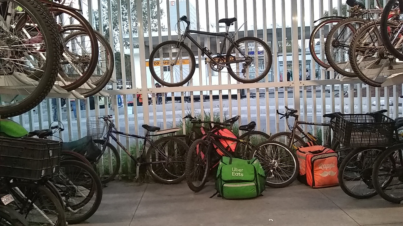 Como en las prisiones, los ciclistas deben colgar sus bicicletas de los barrotes para pasar la noche