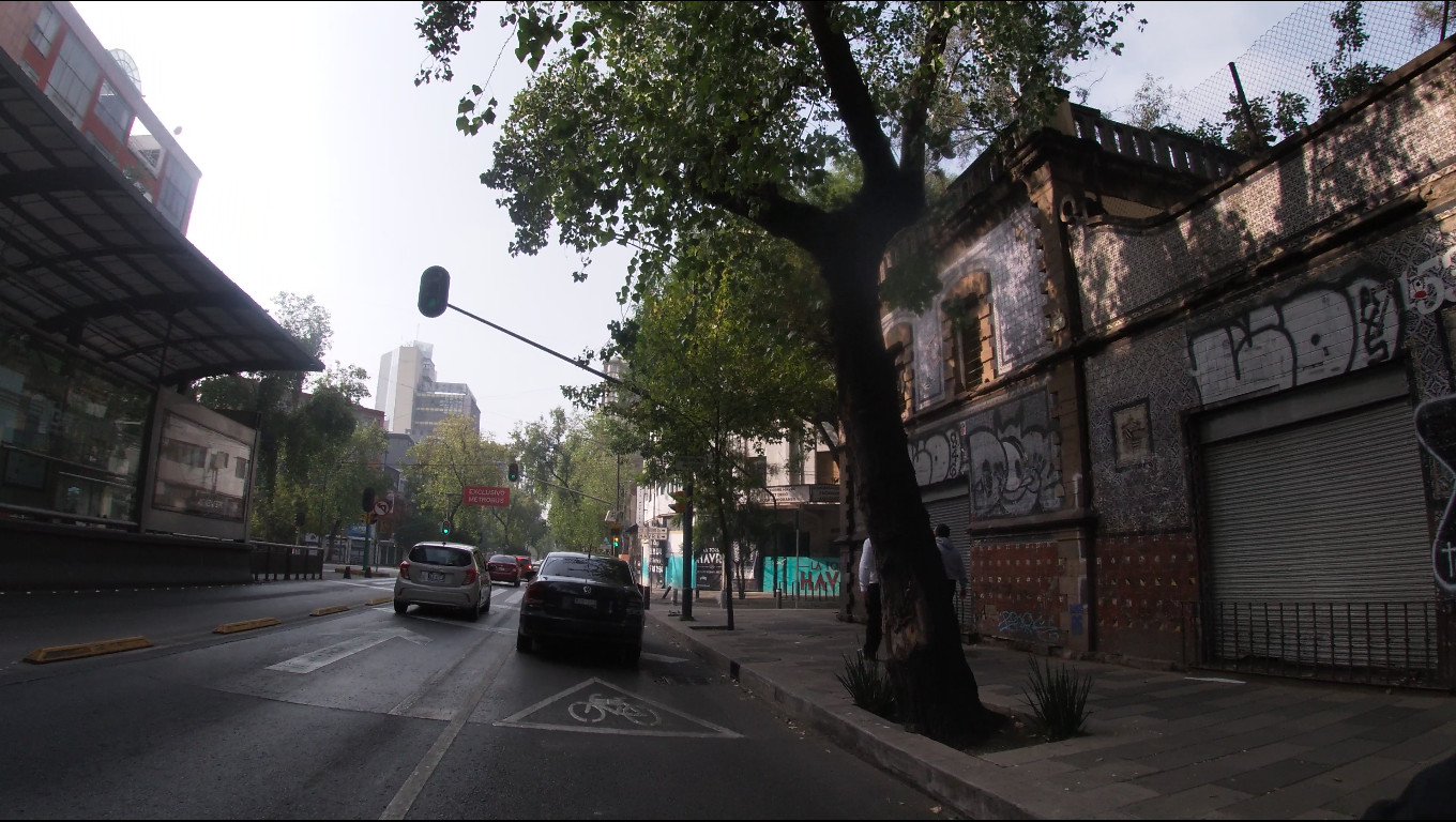 A Claudia Sheinbaum se le ocurrió que automovilistas y ciclistas compartan el carril en Avenida Insurgentes