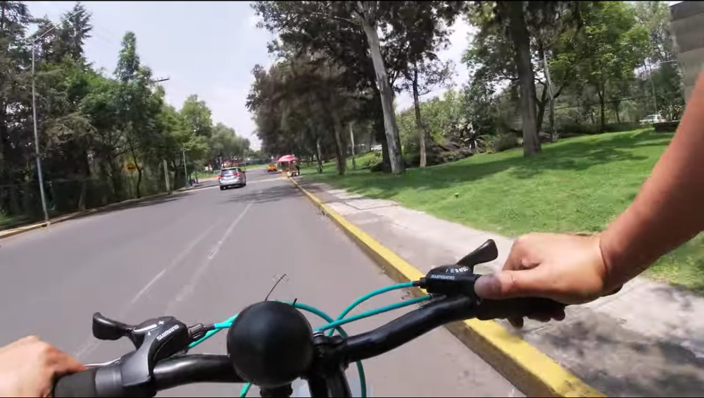 En realidad en los alrededores de Ciudad Universitaria en la calle de Circuito Escolar no hay  siquiera  un triángulo con una bicicleta pintado en el suelo o una línea amarilla...