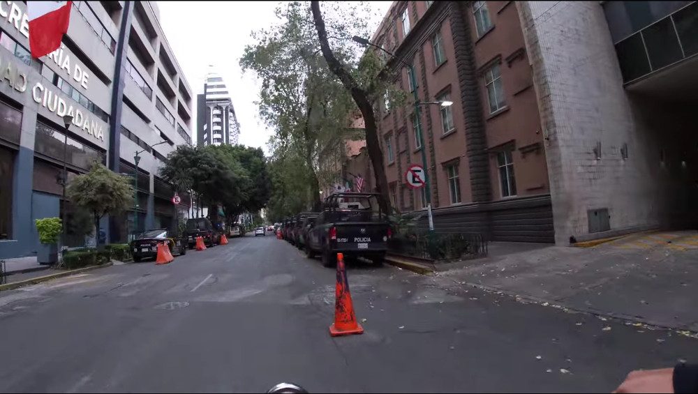 En realidad en  la calle de Liverpool en la Zona Rosa hay varias patrullas de la policía de la Ciudad de México estacionadas en un lugar prohibido...