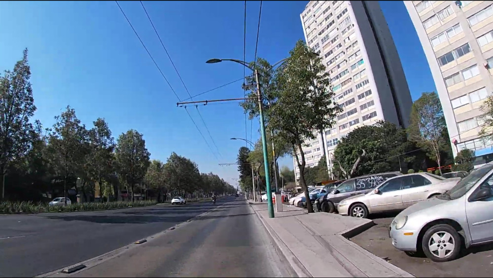 En realidad en en Paseo de la Reforma de Norte a Sur  frente a la unidad habitacional de Tlatelolco los vecinos se agandallaron la lateral de  Paseo de la Reforma y la convirtieron en un estacionamiento para automóviles...