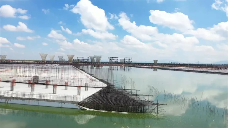 La naturaleza siguió su curso,  y el  aeropuerto en Texcoco terminó, como todos los años en temporada de lluvias, inundado bajo el agua