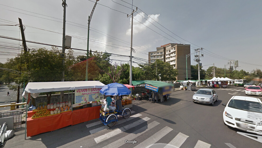 Un puesto de jugos (sobre un carril de Avenida Revolución rumbo al sur)