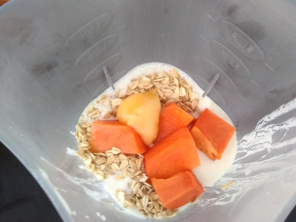 Preparando un licuado de yoghurt con papaya, avena y miel