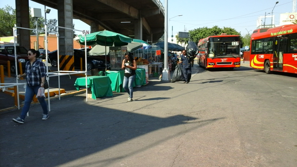 Peatones, puestos  ambulantes  y el metrobús compiten por el escaso espacio en Buenavista