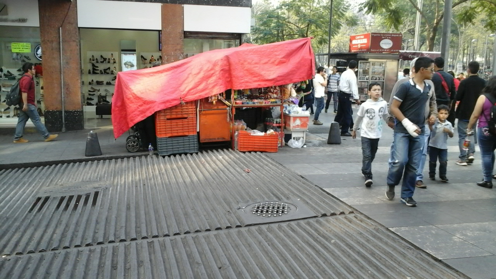 Otro expendio de la economía informal sobre Avenida Juárez